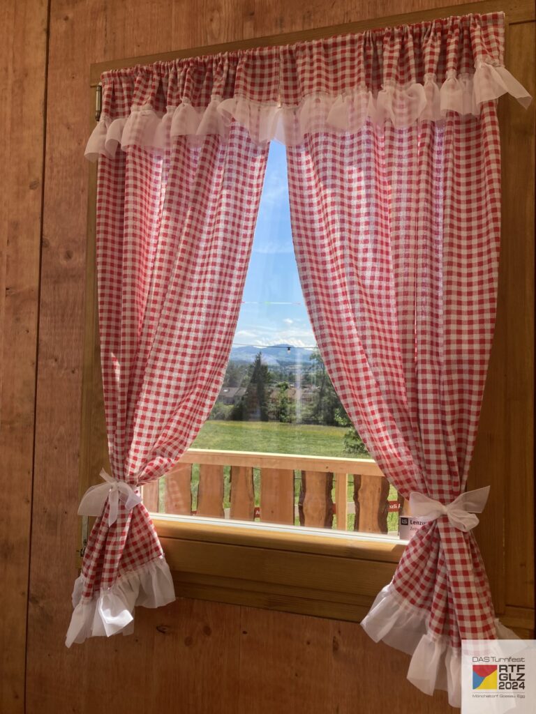 Fenster mit Sicht auf Bachtel