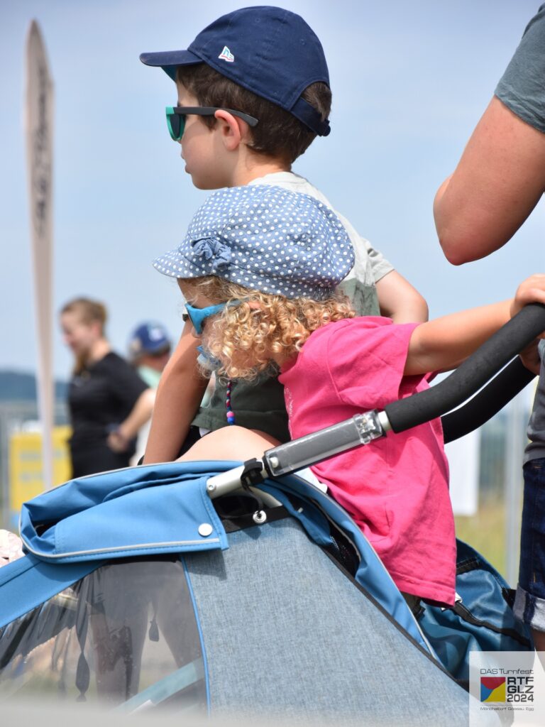 interessierte Festbesucher